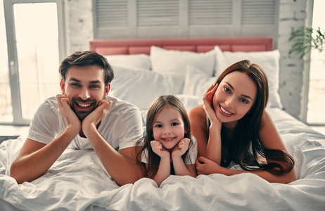 快乐的一家人在床上图片
