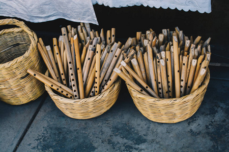 展出数十件手工制作的木笛图片