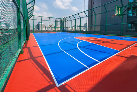 城市高楼大厦上的篮球场.照片