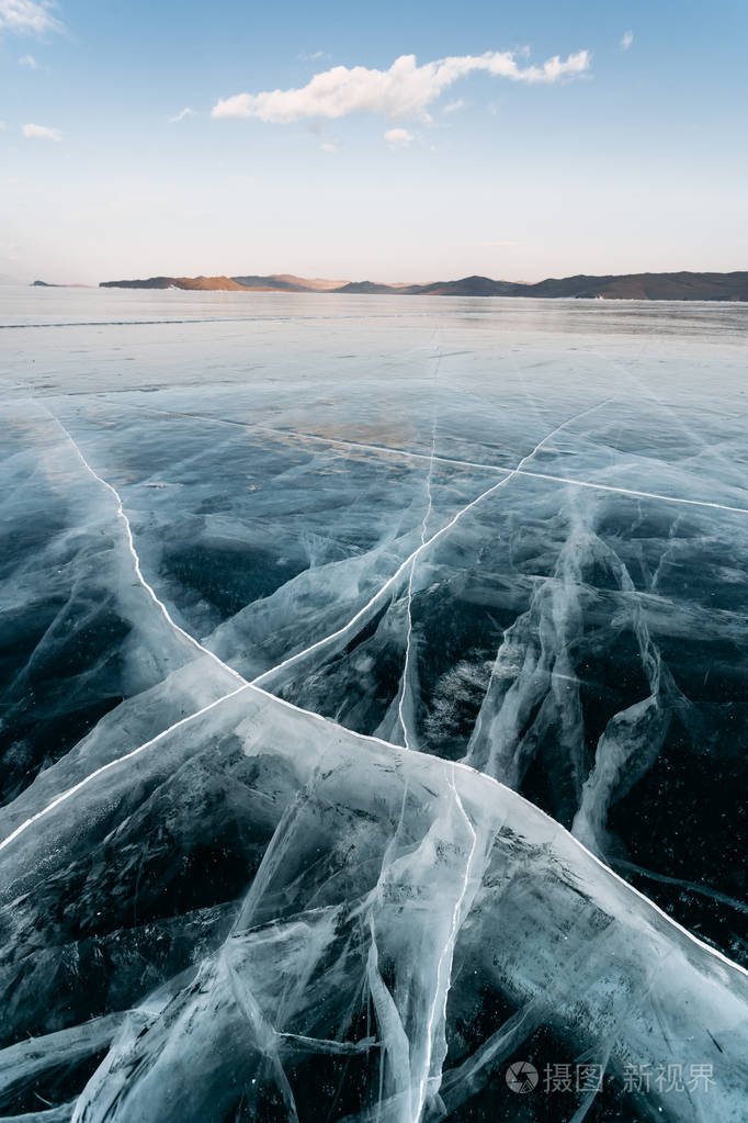 俄罗斯贝加尔湖冰上的巨大裂缝