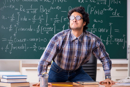 有趣的男数学老师在教室里照片