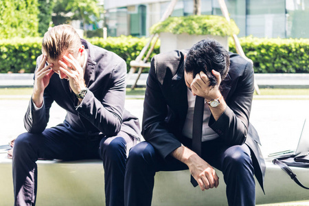 成年妇女在床上头痛难忍成年妇女在床上头痛难忍在一个人的身体的疼痛