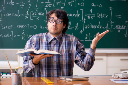 有趣的男数学老师在教室里图片