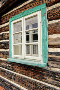 木质墙壁上的绿色框架窗户图片