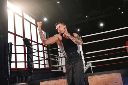 练上勾拳的肌肉男照片