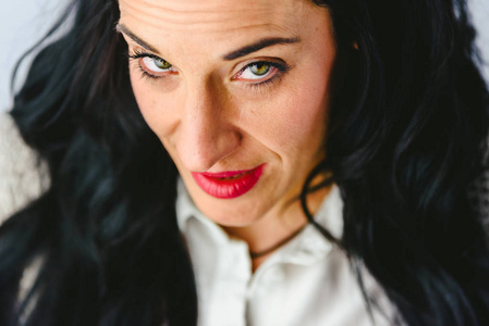 一张成熟女人的画像,满脸怒容,满脸皱纹.照片