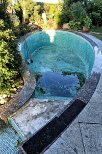 正在清理或重建的花园游泳池图片