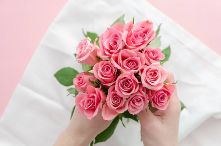 做粉红玫瑰花的女人.女孩拿着一束花.花店.花店老板在工作安排.