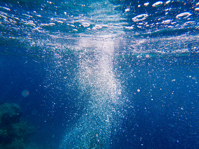 水下的气泡升起.美丽的海水质地.空中蓝色背景.水下摄影.照片