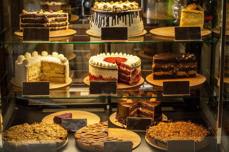 舒适的咖啡馆的橱窗里摆着许多美味的蛋糕.好吃的糖果.照片