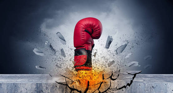 手部猛烈撞击并击碎石墙照片