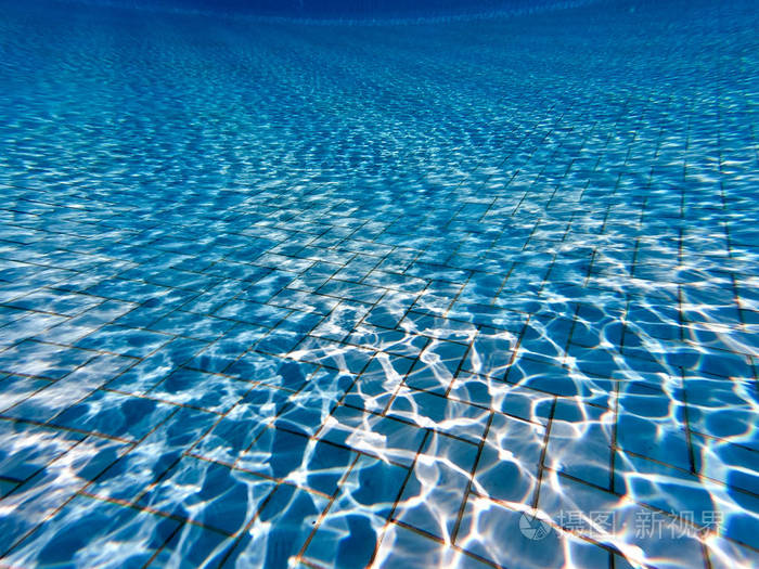 池水清澈透明调节池的水下照片蓝色的水池底部背景夏季主题