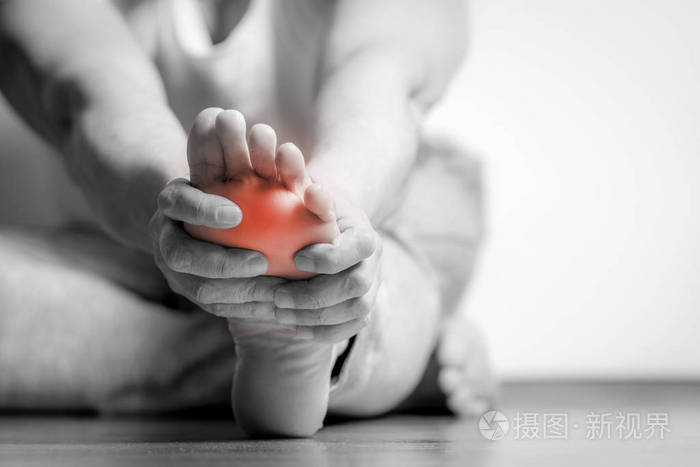 脚痛的人照片-正版商用图片2hsrao-摄图新视界