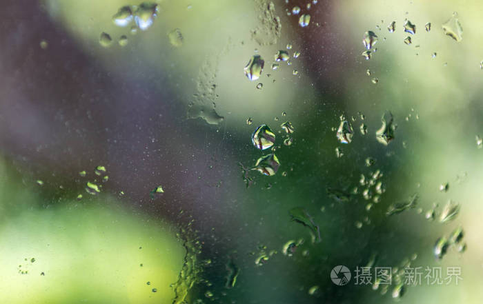 被雨淋湿的玻璃后的景色照片 正版商用图片2hssmg 摄图新视界