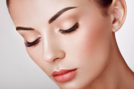 长着假睫毛的美女照片