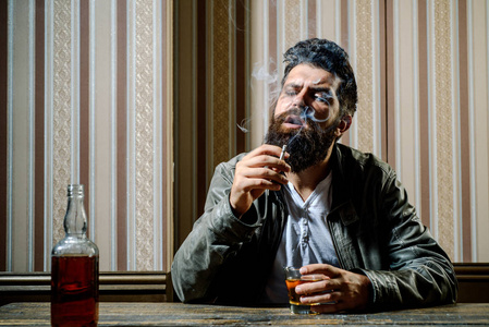 抽烟喝酒加烫头图片