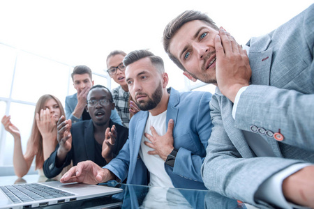 合作伙伴损失在现代办公室里工作的各种各样的商务人士照片