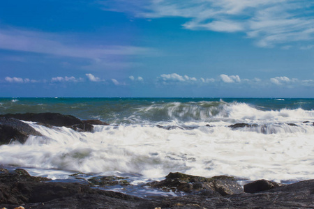 地中海海滩上的波浪图片