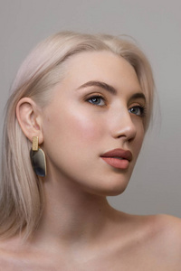 裸体颜色.性感嘴唇,修指甲,化妆,容光焕发的肌肤,动人的脸照片