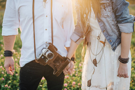 追梦的女孩美丽的年轻情侣在大自然中的爱情故事照片