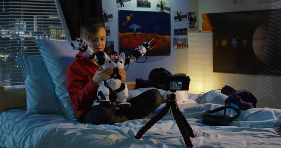 玩具机器人男孩拍摄回顾图片