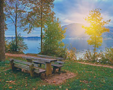 美丽的风景日落在平静和平的奥地利阿尔卑斯湖上.