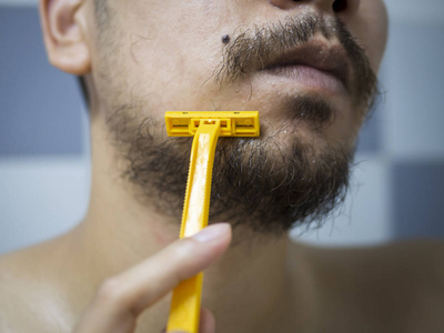 胡子未刮的时尚男士.时尚男人肖像.