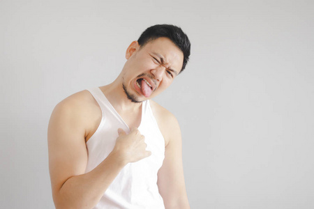 一个穿着白色背心的男人,带着炎热的天气表情.亚洲太阳热天气的概念.