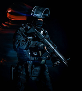 警方男子一名士兵警察特警队战术部队男子孤立的黑色背景照片