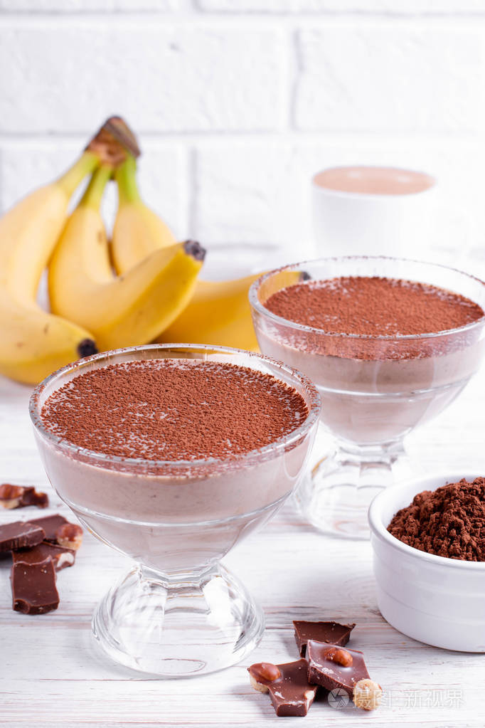 桌上放着美味的香蕉布丁和可可