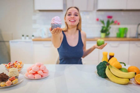健康和不健康的食物.在新鲜水果,蔬菜或甜食中选择.节食.饮食.