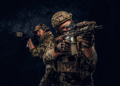 士兵招聘两名全副武装的特种部队士兵手持突击步枪瞄准目标.