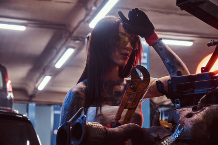 汽车修理工车间图片