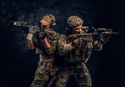 部队安全标语牌私人安全服务承包商,精锐特种部队,全副武装的士兵瞄准