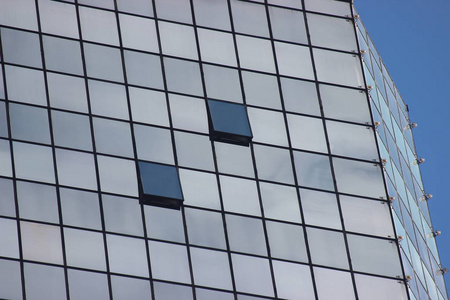 现代住宅的窗户.城市里的玻璃摩天大楼,时尚的办公楼,落地窗.