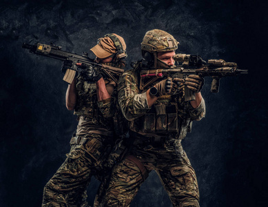 两名士兵图片-两名士兵素材-两名士兵插画-摄图新视界