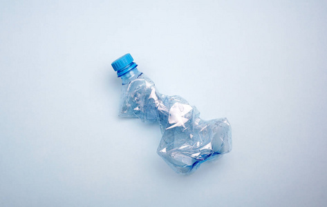 蓝色背景的塑料瓶.海洋民意测验的最小概念照片