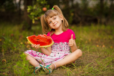 抱西瓜图片-抱西瓜素材-抱西瓜插画-摄图新视界