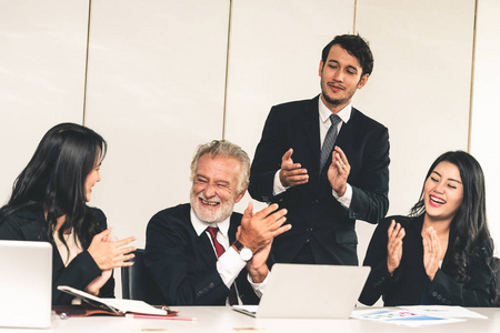 商务人员,经理和员工参加会议.照片