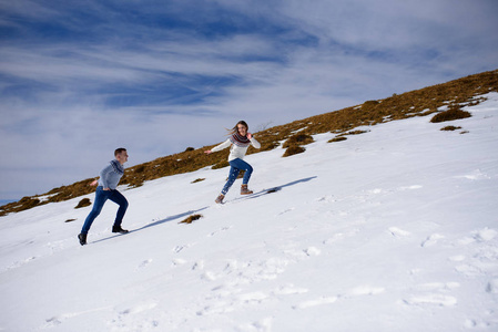 人们在高耸的雪山上嬉戏奔跑图片