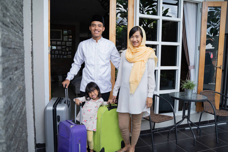亚洲穆斯林家庭旅游概念图片