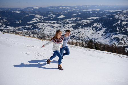 人们在高耸的雪山上嬉戏奔跑图片