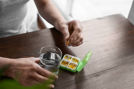 在家吃药的女人照片