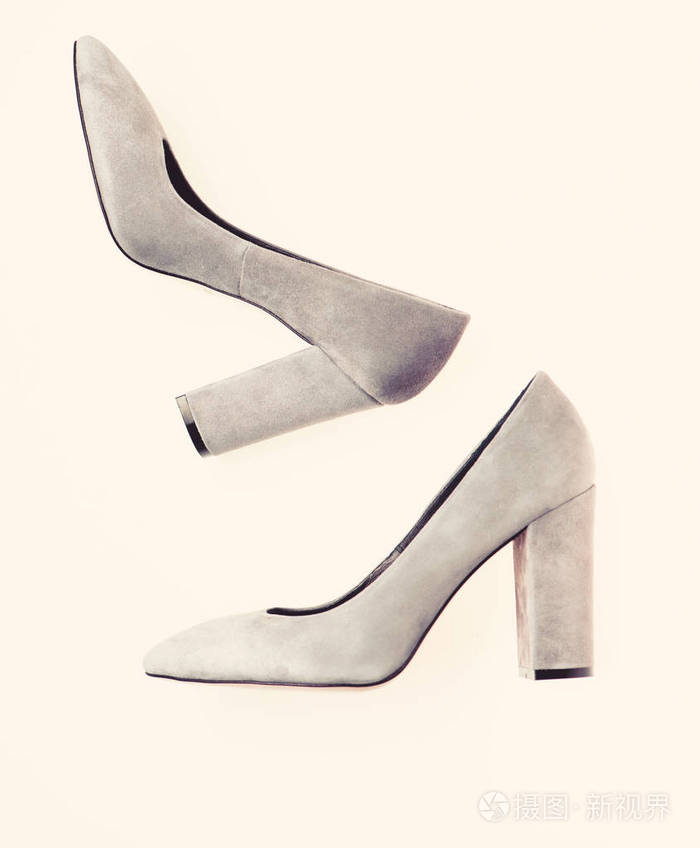 时尚鞋概念。白色底灰麂皮制成的鞋子，孤立的。一双时髦的高跟鞋。女式厚高跟鞋，顶视图