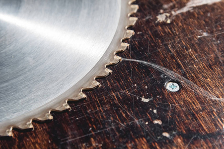 特写用圆锯片的背景木桌维斯卡.生产木制品的车间.细木工刀具照片