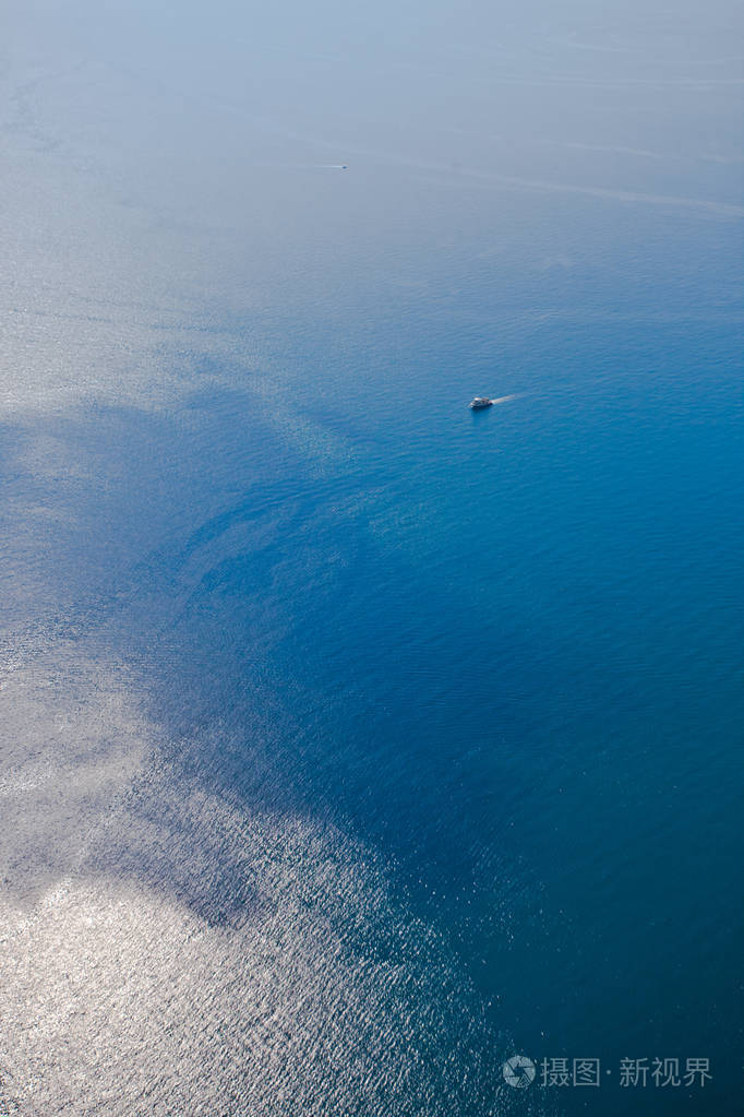 从高空俯瞰明亮的蓝色海洋航拍照片来自