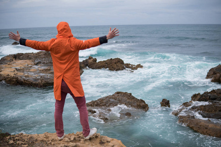 大西洋海岸线游客在海边的岩石上眺望远方的地平线.
