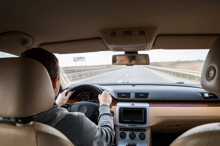 在柏油路上驾驶现代汽车照片