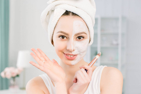 敷面膜美女图片