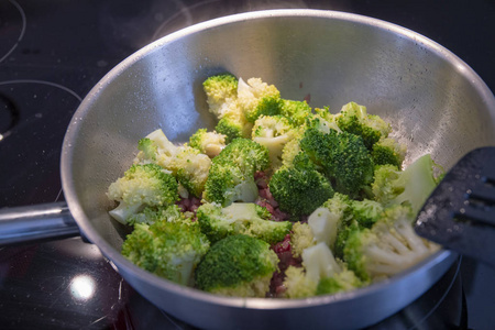 西兰花是用热油和熏肉块炒的图片